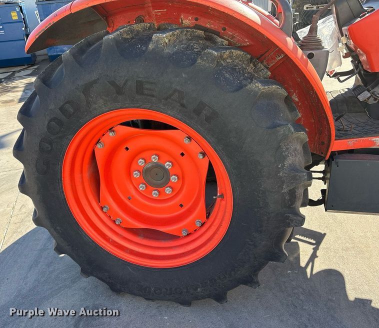 image for item EY9863 Kubota M7060D MFWD tractor