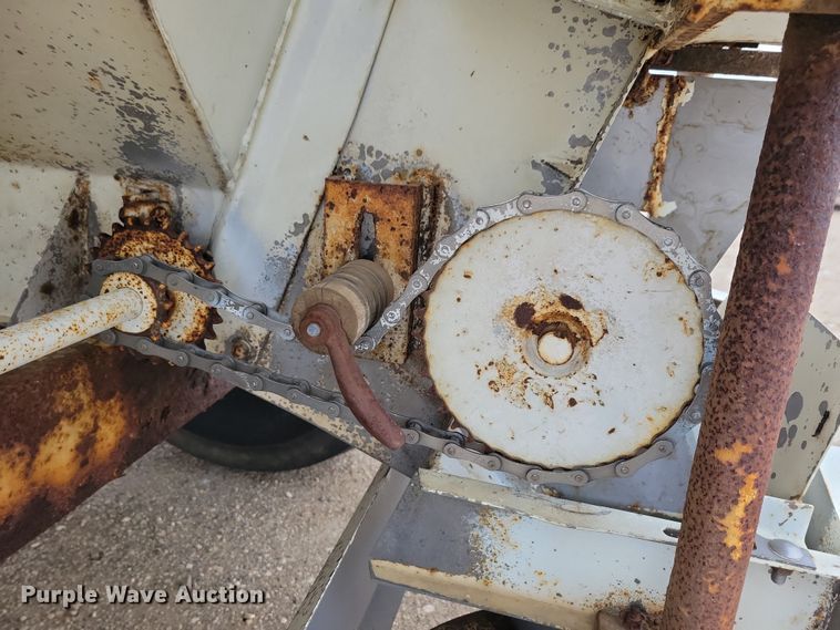 image for item NB9795 Willmar spreader