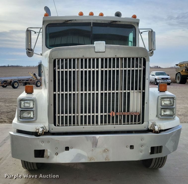 image for item NB9796 1988 International 9370 truck cab and chassis