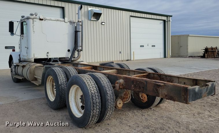 image for item NB9796 1988 International 9370 truck cab and chassis