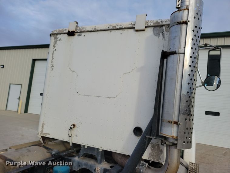 image for item NB9796 1988 International 9370 truck cab and chassis