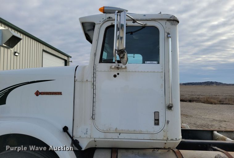 image for item NB9796 1988 International 9370 truck cab and chassis