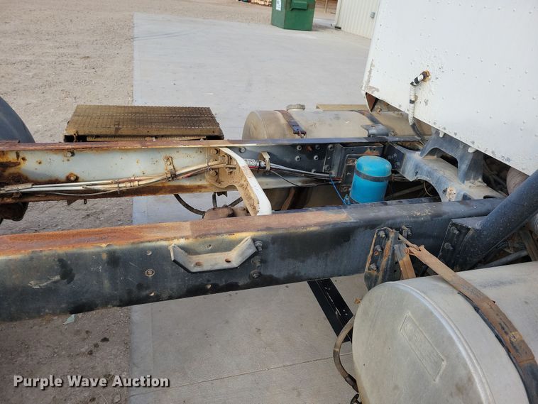 image for item NB9796 1988 International 9370 truck cab and chassis