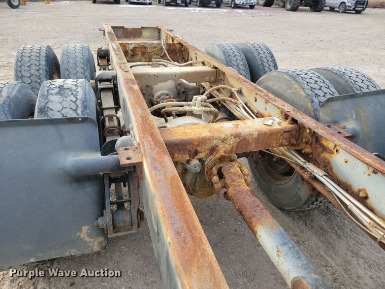 image for item NB9796 1988 International 9370 truck cab and chassis