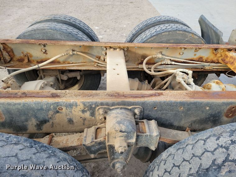 image for item NB9796 1988 International 9370 truck cab and chassis