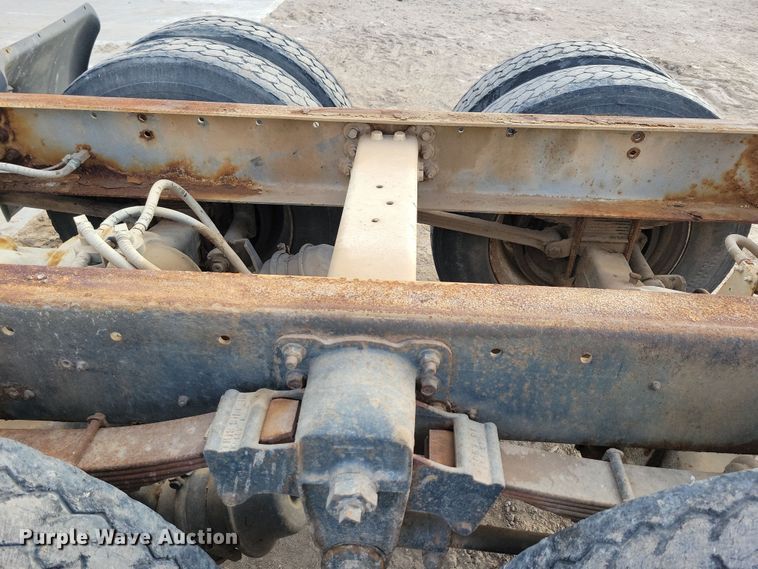 image for item NB9796 1988 International 9370 truck cab and chassis