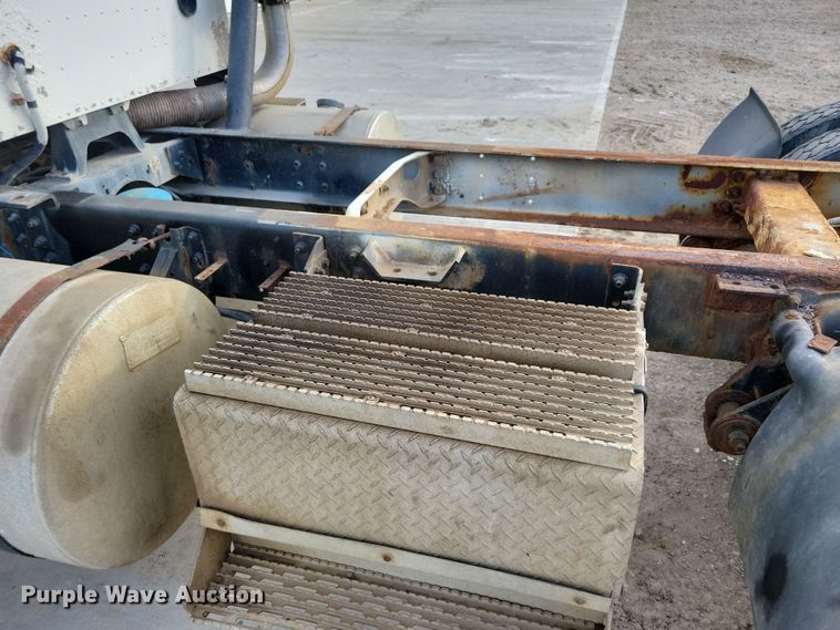 image for item NB9796 1988 International 9370 truck cab and chassis