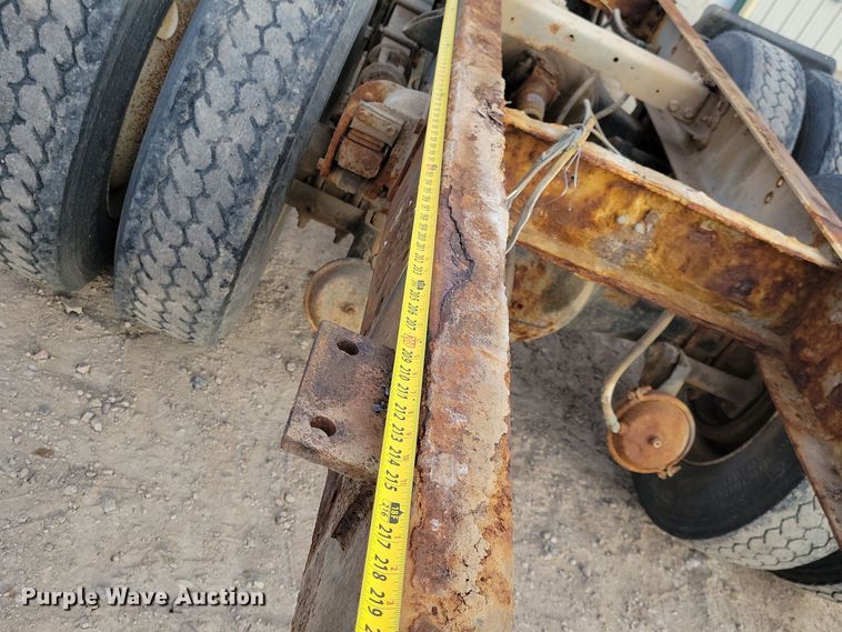 image for item NB9796 1988 International 9370 truck cab and chassis