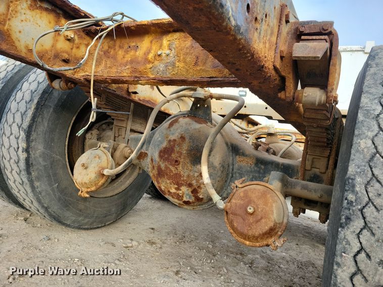 image for item NB9796 1988 International 9370 truck cab and chassis