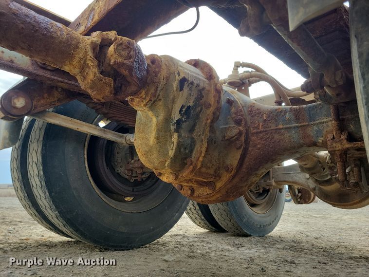 image for item NB9796 1988 International 9370 truck cab and chassis