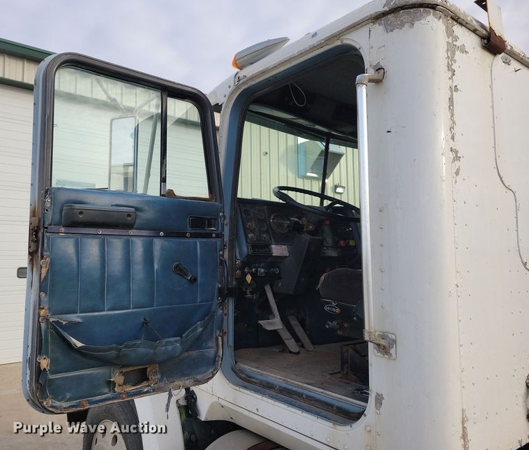 image for item NB9796 1988 International 9370 truck cab and chassis