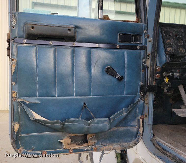 image for item NB9796 1988 International 9370 truck cab and chassis