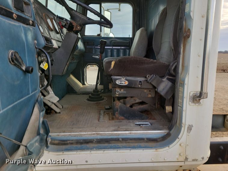 image for item NB9796 1988 International 9370 truck cab and chassis