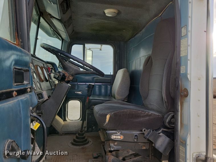 image for item NB9796 1988 International 9370 truck cab and chassis