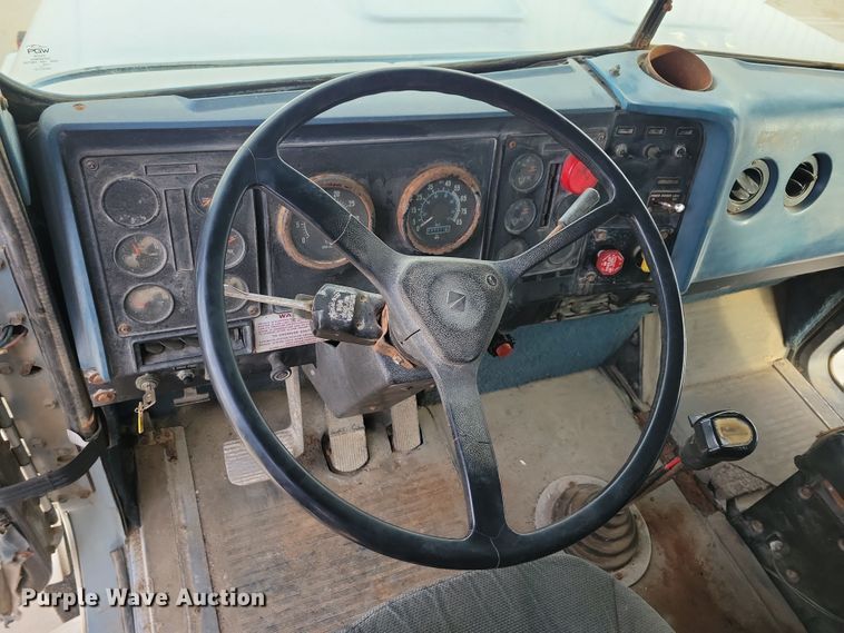 image for item NB9796 1988 International 9370 truck cab and chassis