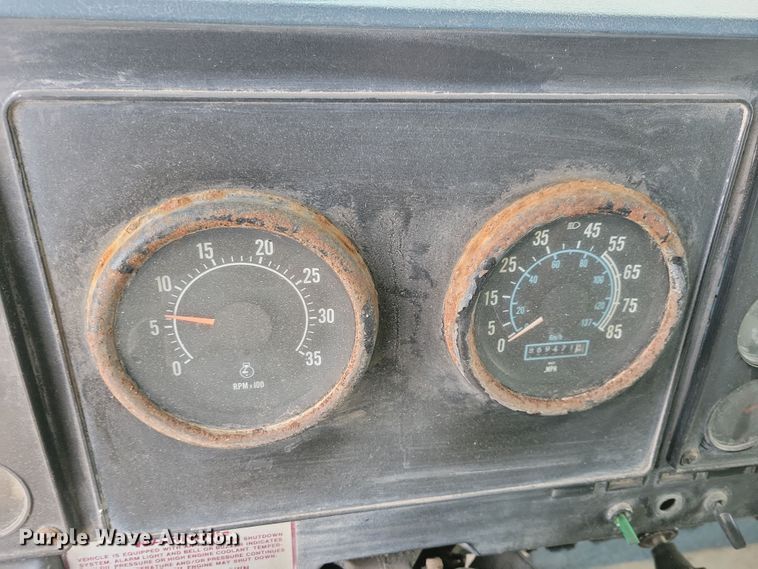 image for item NB9796 1988 International 9370 truck cab and chassis