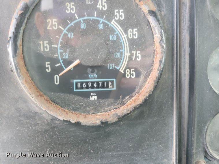 image for item NB9796 1988 International 9370 truck cab and chassis