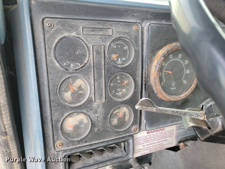 image for item NB9796 1988 International 9370 truck cab and chassis