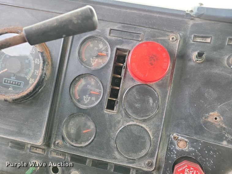 image for item NB9796 1988 International 9370 truck cab and chassis