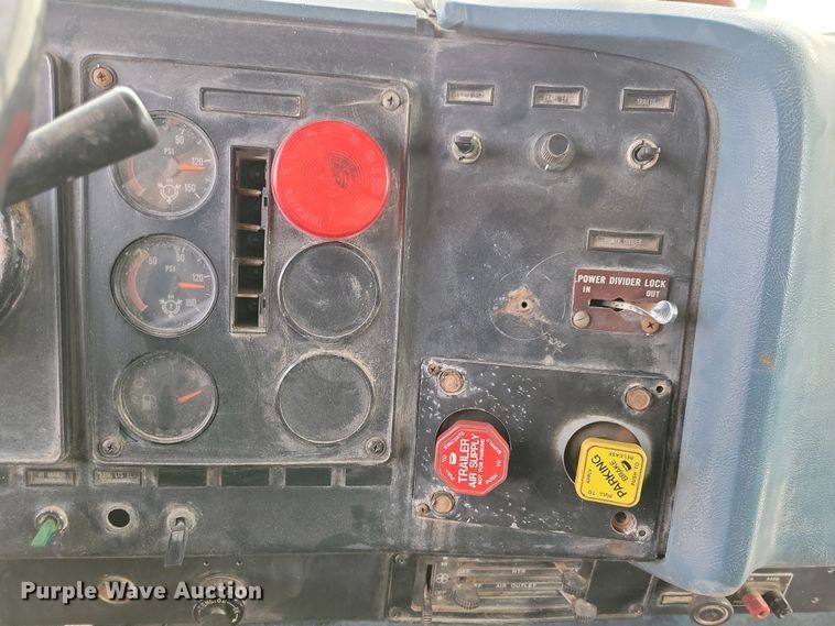 image for item NB9796 1988 International 9370 truck cab and chassis