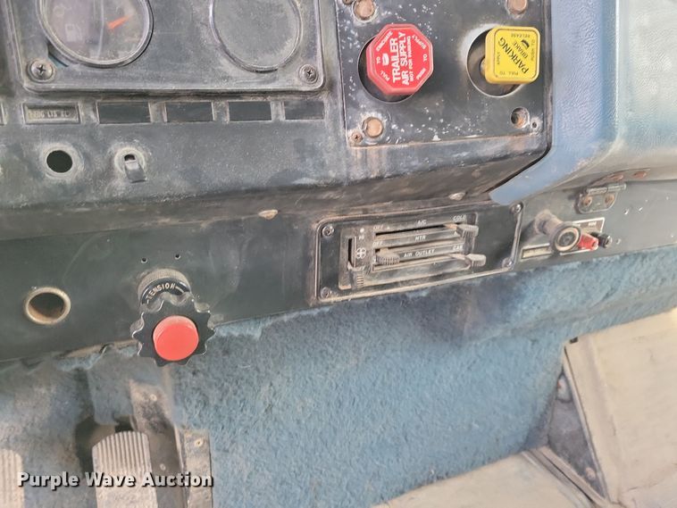 image for item NB9796 1988 International 9370 truck cab and chassis