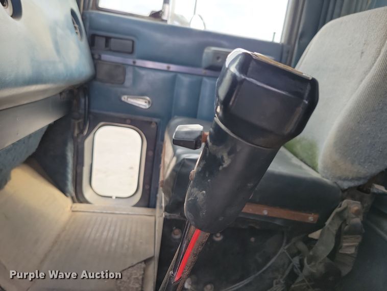 image for item NB9796 1988 International 9370 truck cab and chassis