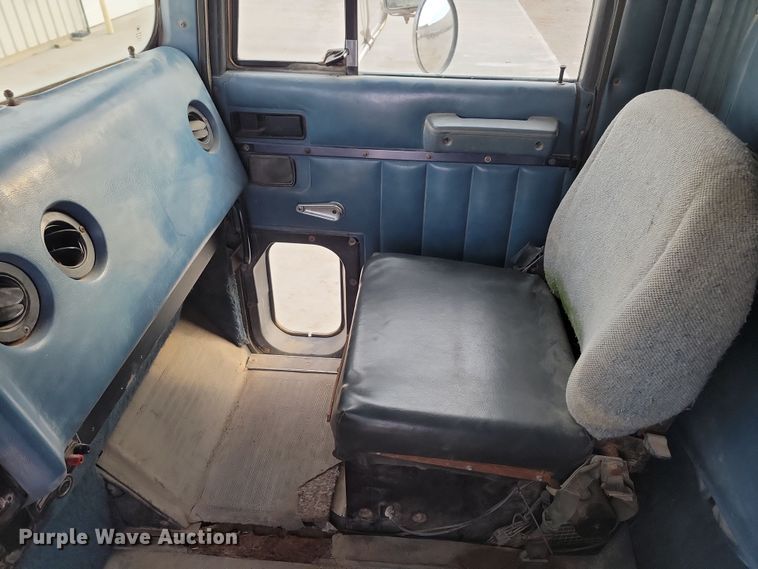 image for item NB9796 1988 International 9370 truck cab and chassis