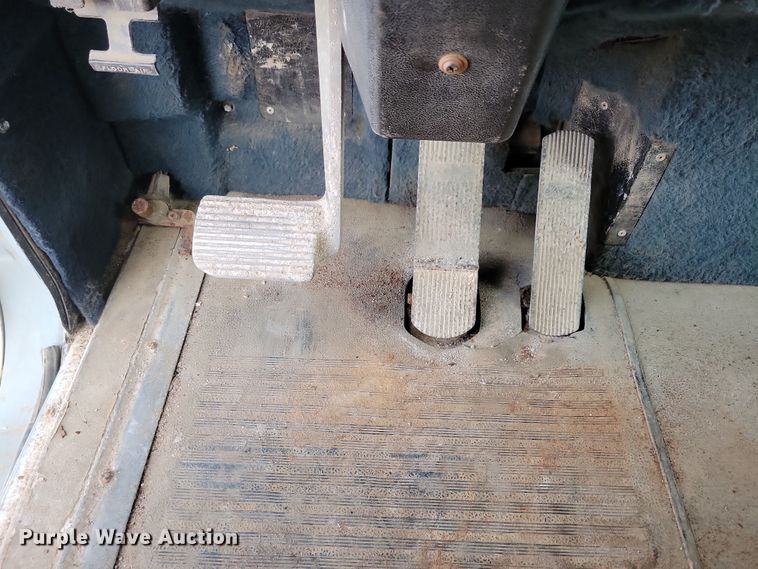 image for item NB9796 1988 International 9370 truck cab and chassis