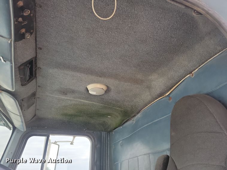 image for item NB9796 1988 International 9370 truck cab and chassis