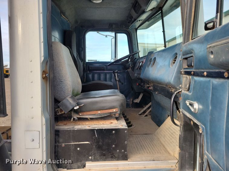 image for item NB9796 1988 International 9370 truck cab and chassis