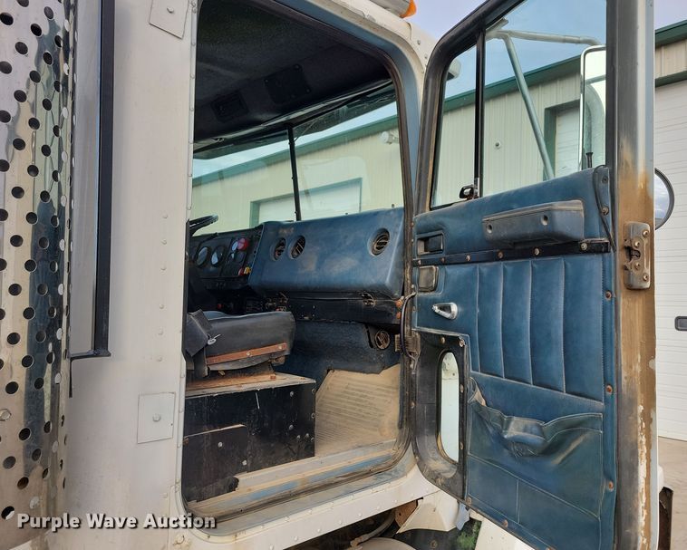 image for item NB9796 1988 International 9370 truck cab and chassis