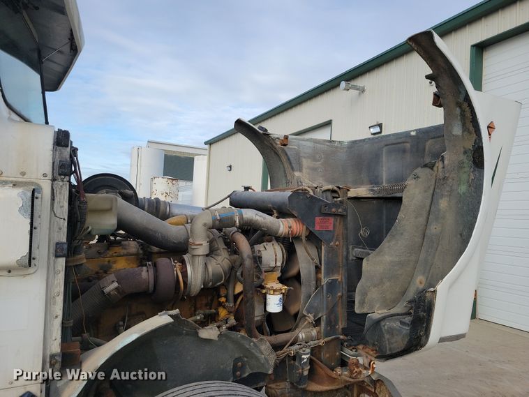 image for item NB9796 1988 International 9370 truck cab and chassis