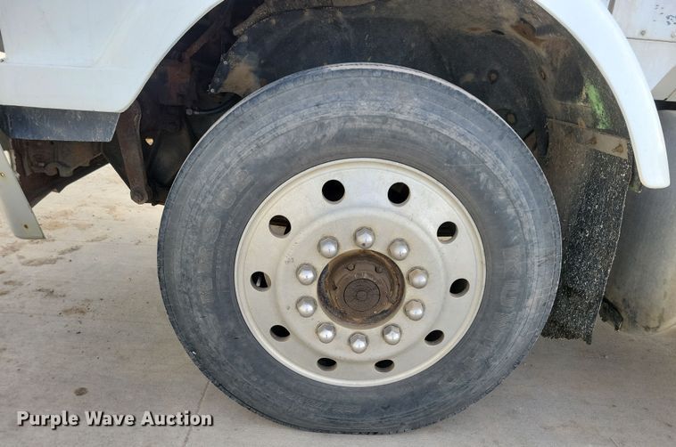 image for item NB9796 1988 International 9370 truck cab and chassis