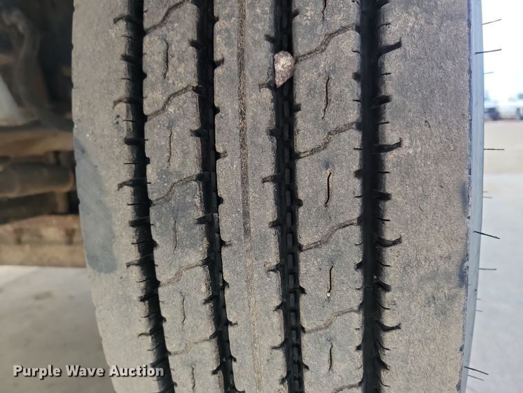 image for item NB9796 1988 International 9370 truck cab and chassis