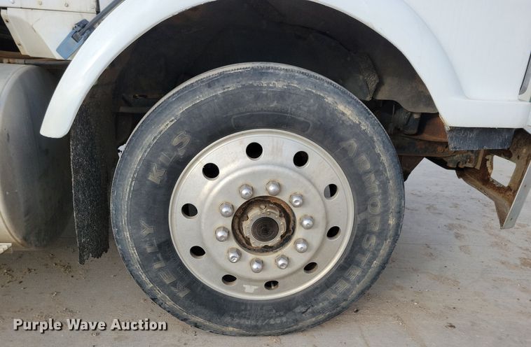 image for item NB9796 1988 International 9370 truck cab and chassis