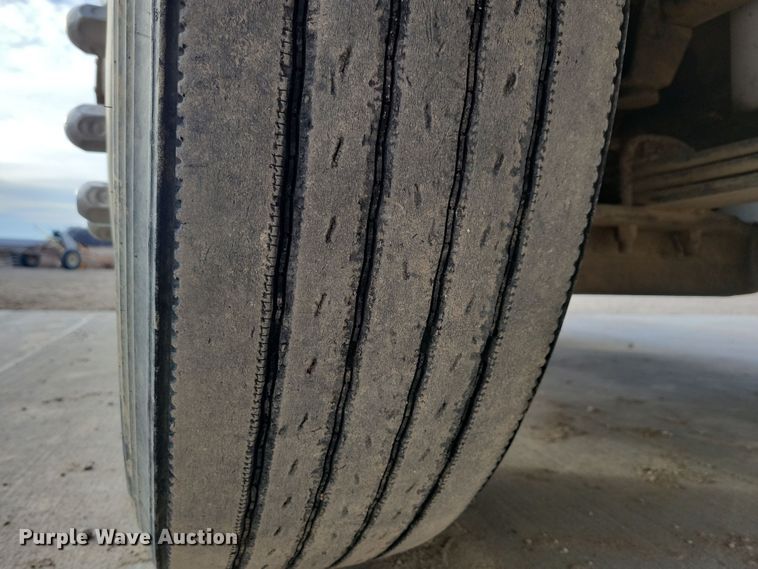 image for item NB9796 1988 International 9370 truck cab and chassis