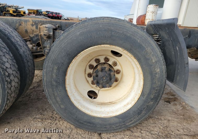 image for item NB9796 1988 International 9370 truck cab and chassis