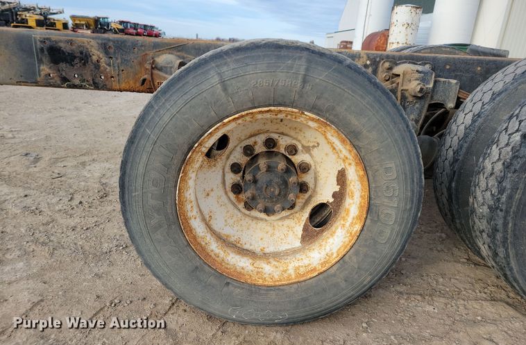 image for item NB9796 1988 International 9370 truck cab and chassis