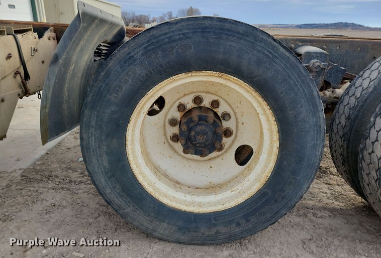 image for item NB9796 1988 International 9370 truck cab and chassis