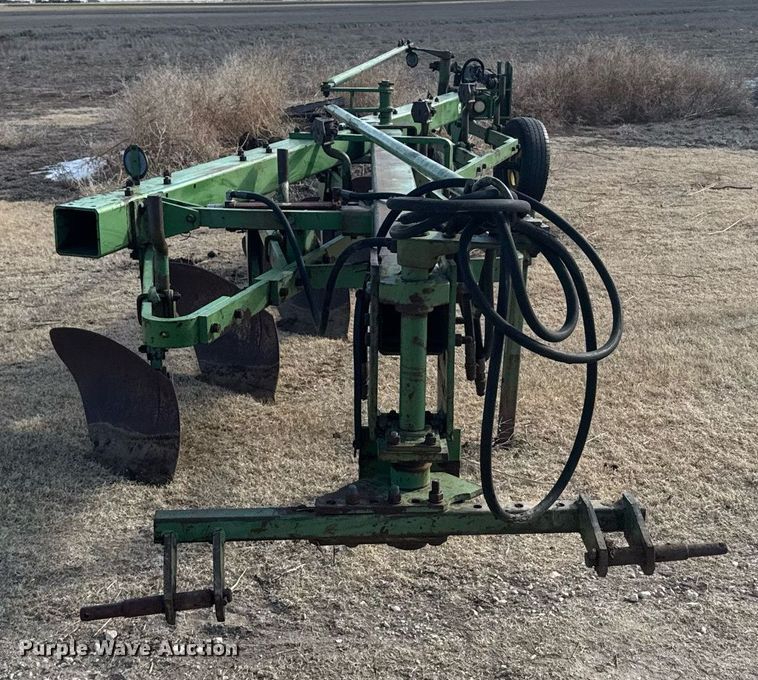 image for item NN9555 John Deere six bottom plow