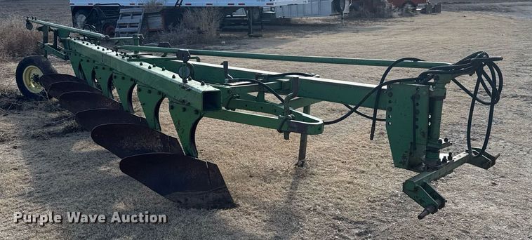 image for item NN9555 John Deere six bottom plow