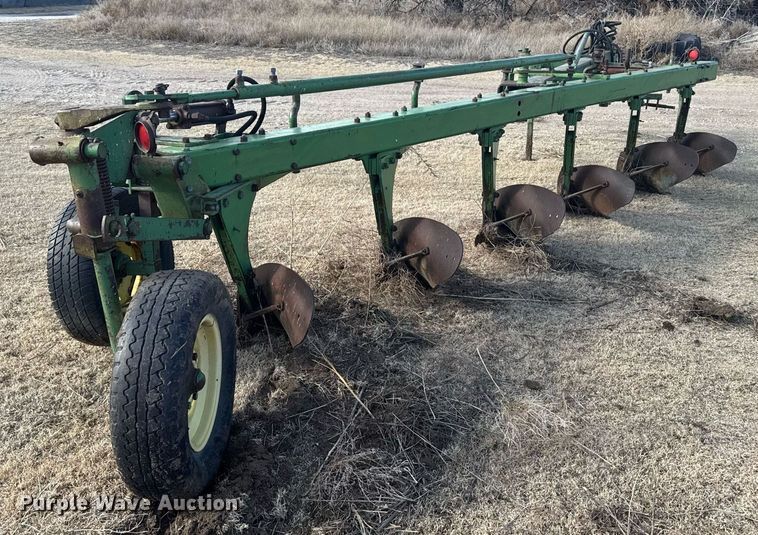 image for item NN9555 John Deere six bottom plow
