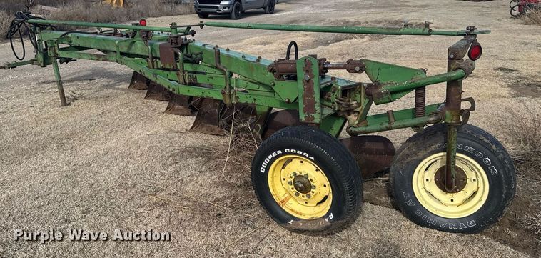 image for item NN9555 John Deere six bottom plow
