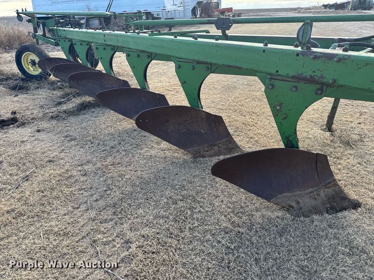 image for item NN9555 John Deere six bottom plow