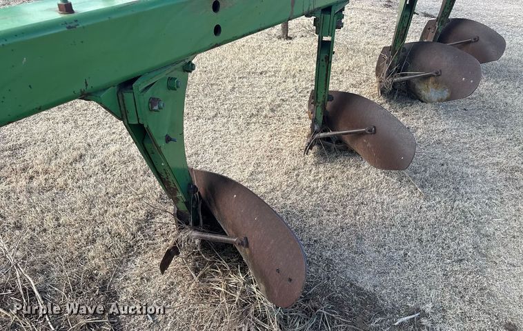 image for item NN9555 John Deere six bottom plow