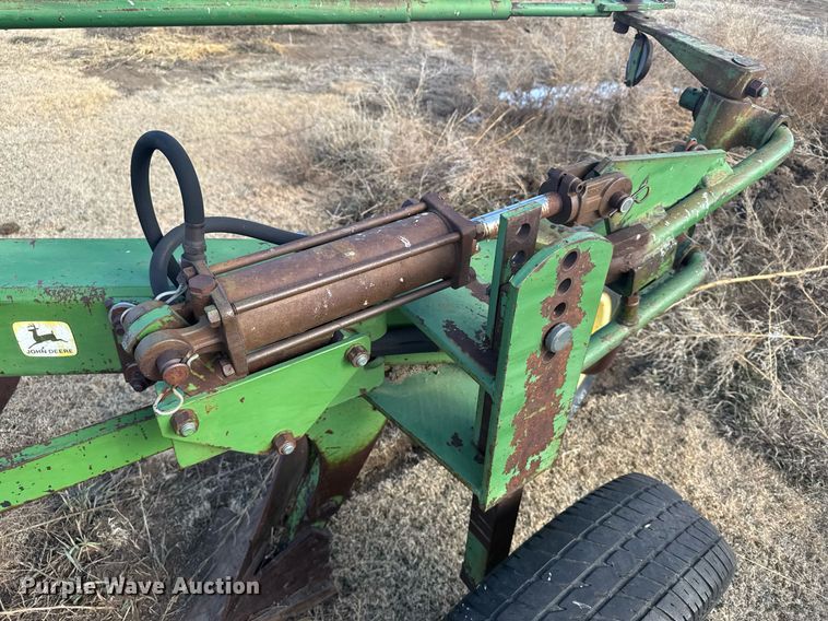 image for item NN9555 John Deere six bottom plow