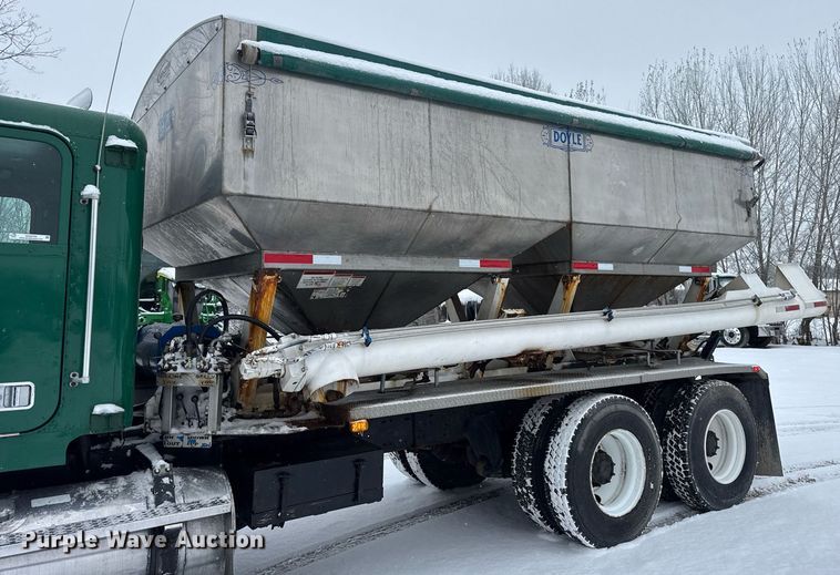 image for item OG9754 2000 Freightliner FLD120 fertilizer delivery truck