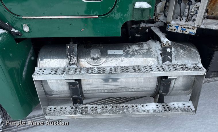 image for item OG9754 2000 Freightliner FLD120 fertilizer delivery truck