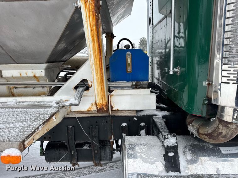 image for item OG9754 2000 Freightliner FLD120 fertilizer delivery truck