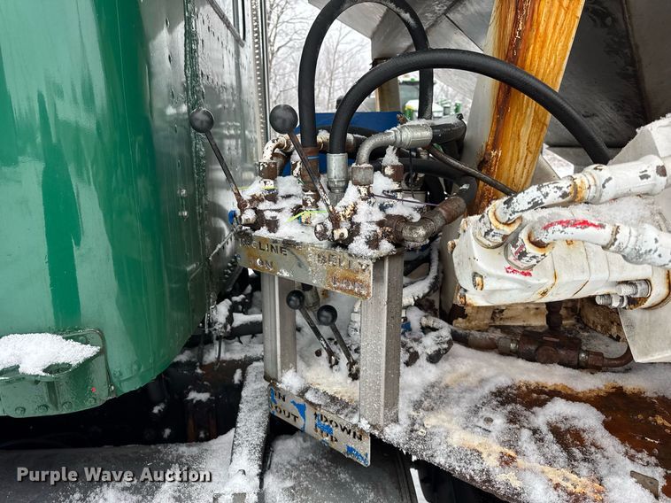 image for item OG9754 2000 Freightliner FLD120 fertilizer delivery truck